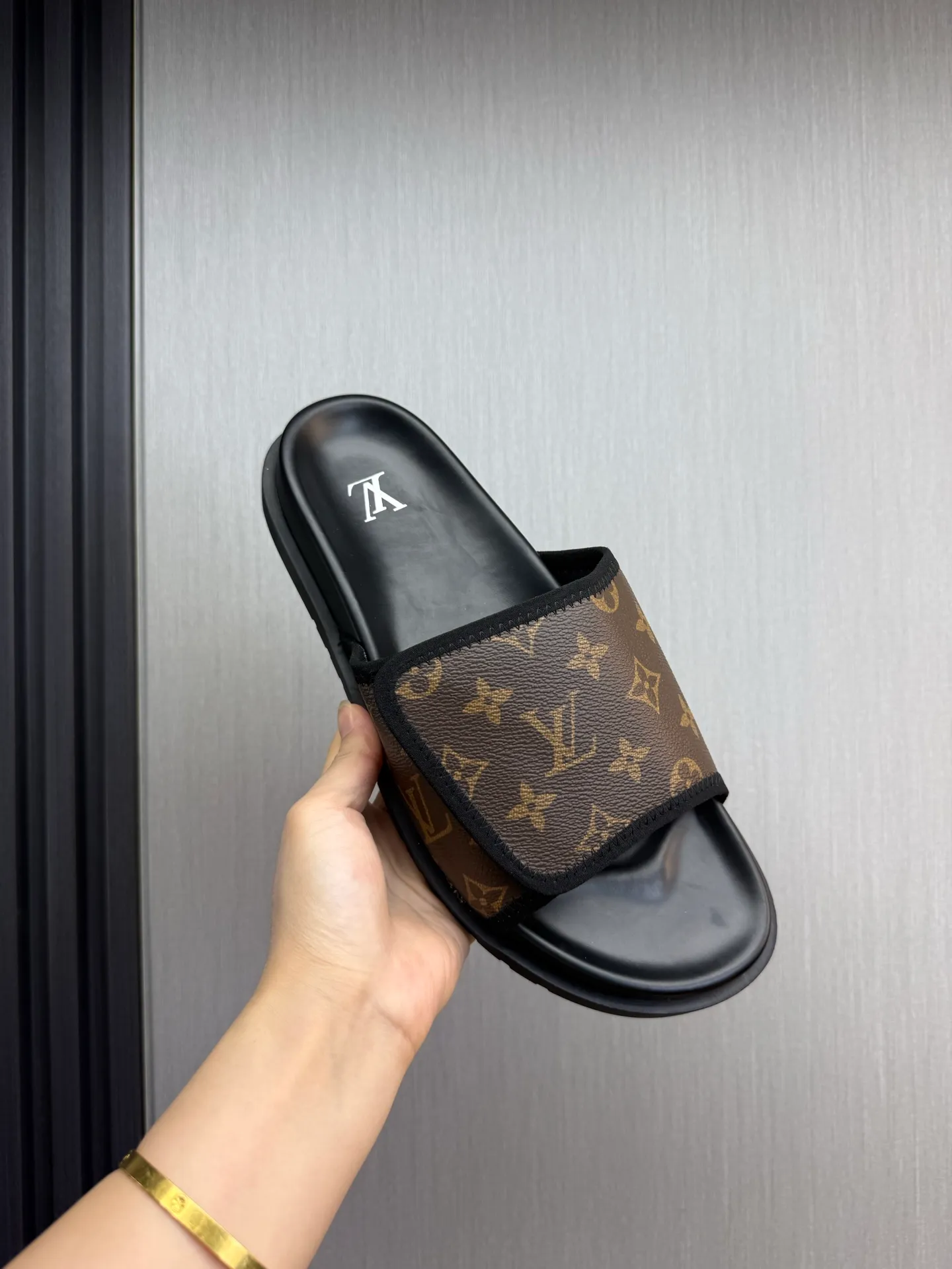 Men's shoes 💰340💰 ▪️LV's popular Little Red Book popular slippers hot sale: 1 shipment✅ Super textured and comfortable slippers, original TPU outsole. Authentic counter box drawer box packaging 🎁Size 38-45